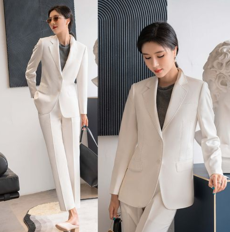 白色職業(yè)裝的魅力，需要絲襪和高跟鞋襯托